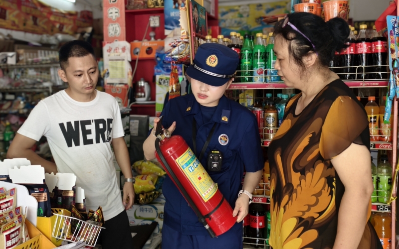 咸宁市咸安消防联合部门开展沿街商铺高温天气隐患排查及培训。刘旋摄