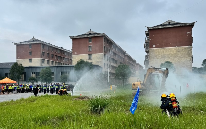 孝感市消防救援支队开展高温环境下燃气泄漏突发事件综合应急演练。何璋丽摄