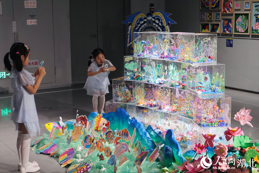 孩童纷纷拍照记录喜爱的展品。