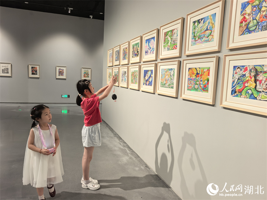 展覽現場，兒童拍照記錄自己喜愛的作品。