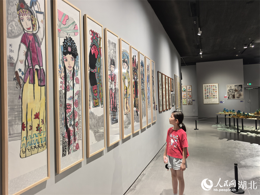 展览现场，儿童驻足欣赏。