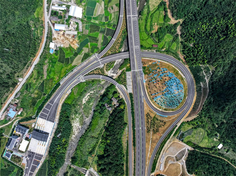 建设银行湖北省分行营业部信贷支持的通武高速公路湖北段项目。