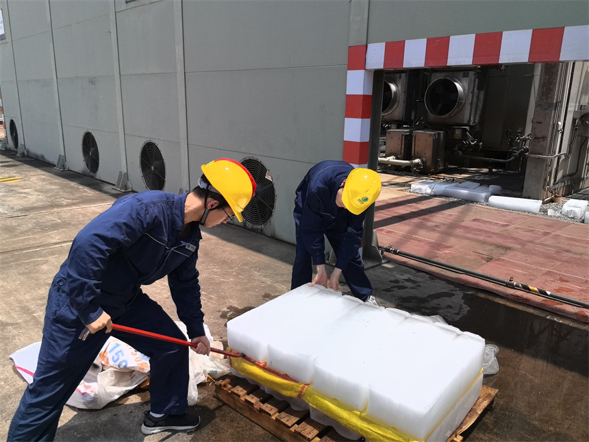 宜都换流站运维人员正在转运降温冰块。冯谊摄