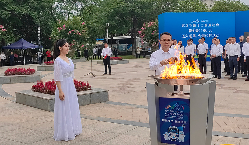 嵐圖汽車科技有限公司黨委書記秦捷點燃聖火。人民網記者 郭婷婷攝