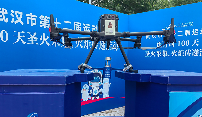 武漢最早原住民“九鳳”隨著搭載聖火的無人機一同升空。人民網記者 郭婷婷攝