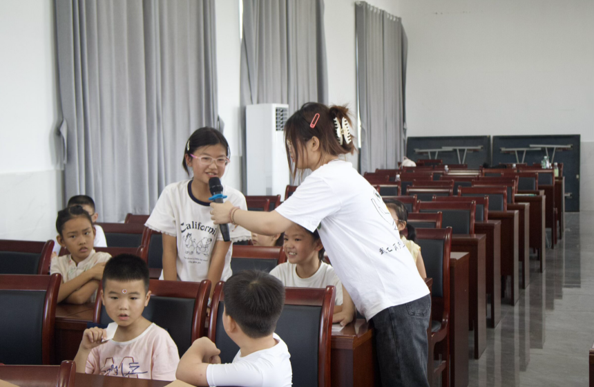 图为孩子们在课堂与志愿者老师积极互动