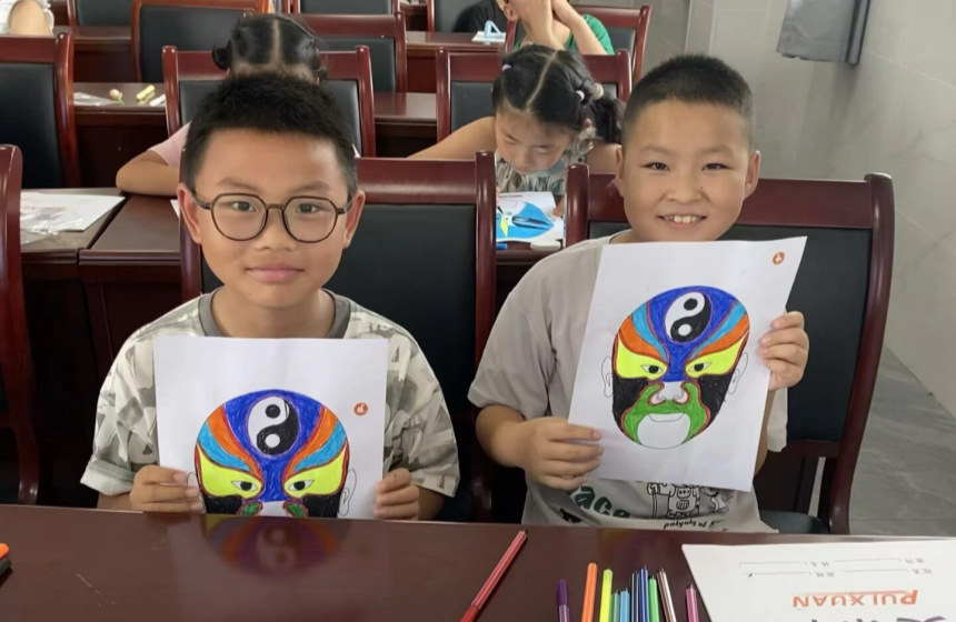 图为小朋友们展示自己画的作品