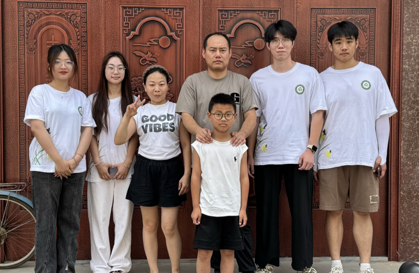 图为志愿者老师家访