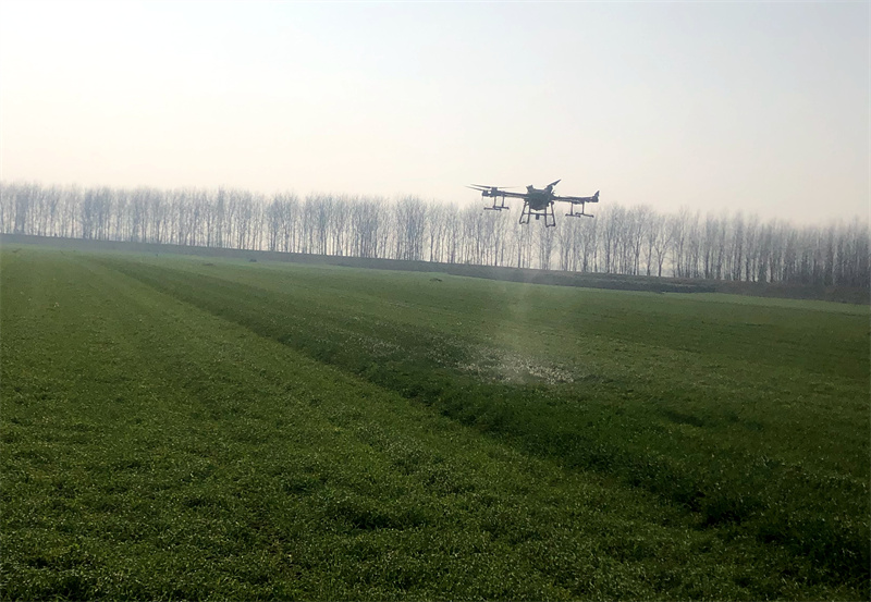 无人植保机作业照