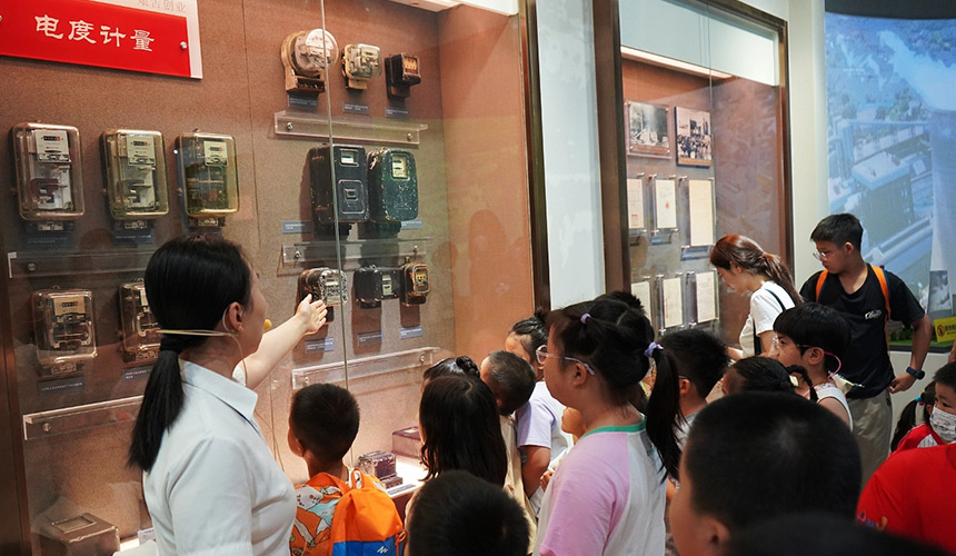 从青铜灯到蹬车发电 少儿读者触摸电力文明