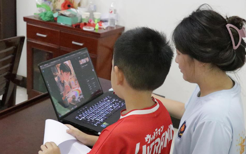 支教队员带小朋友进行AI创作。