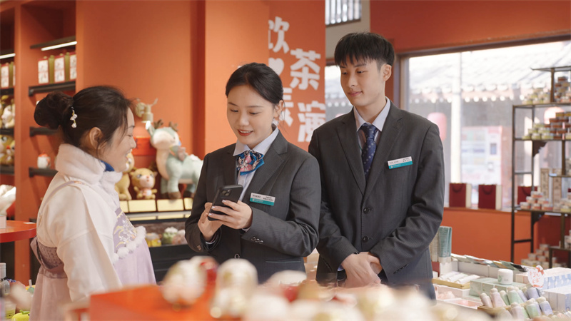 农行湖北自贸区分行调研高科技企业生产情况。