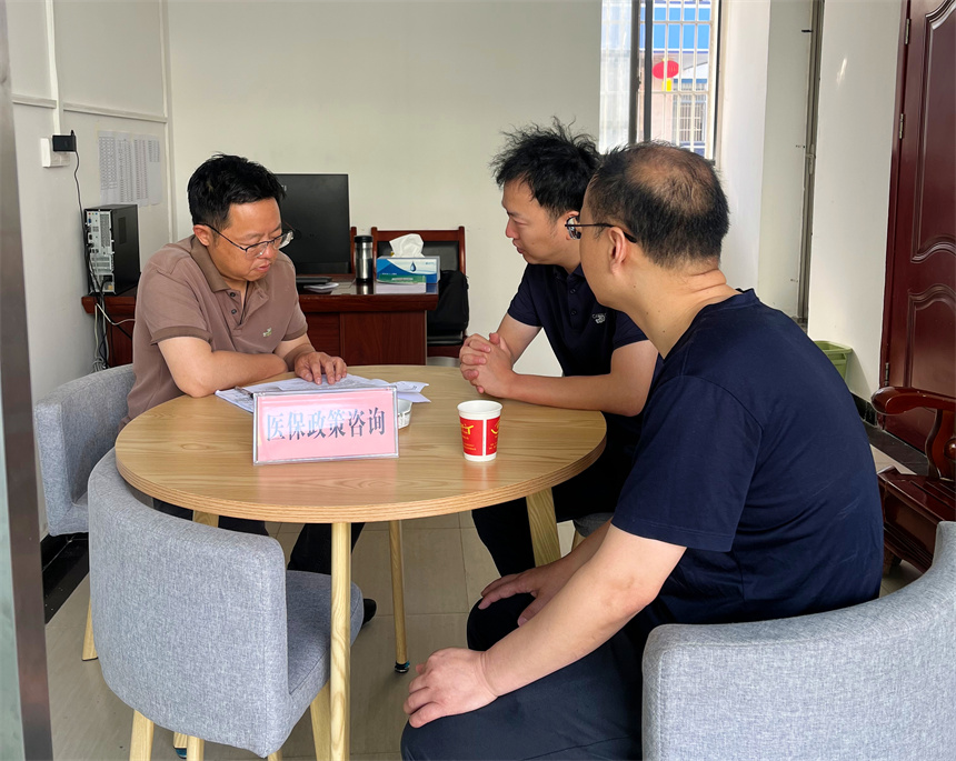 浠水县医保局“开门接访”，面对面倾听群众诉求，现场解答医保政策及相关问题。