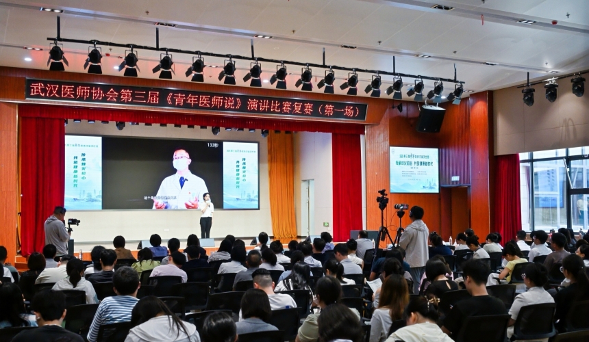 第一场 观众认真倾听选手演讲