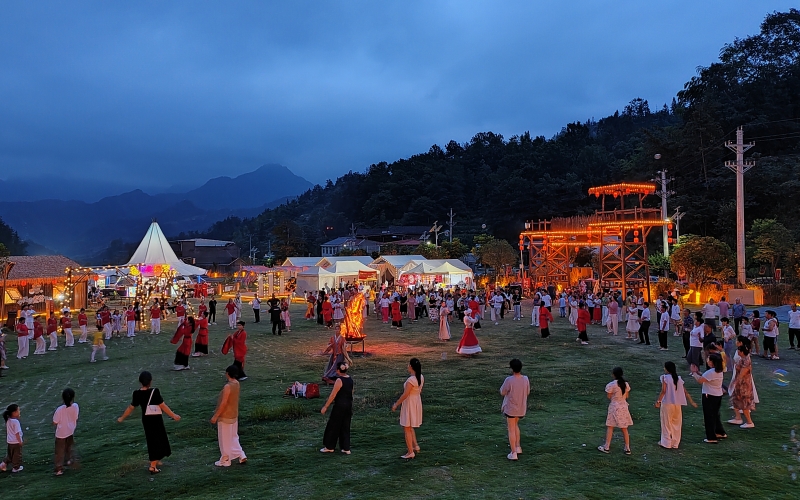 关垭子村篝火晚会。师立林摄