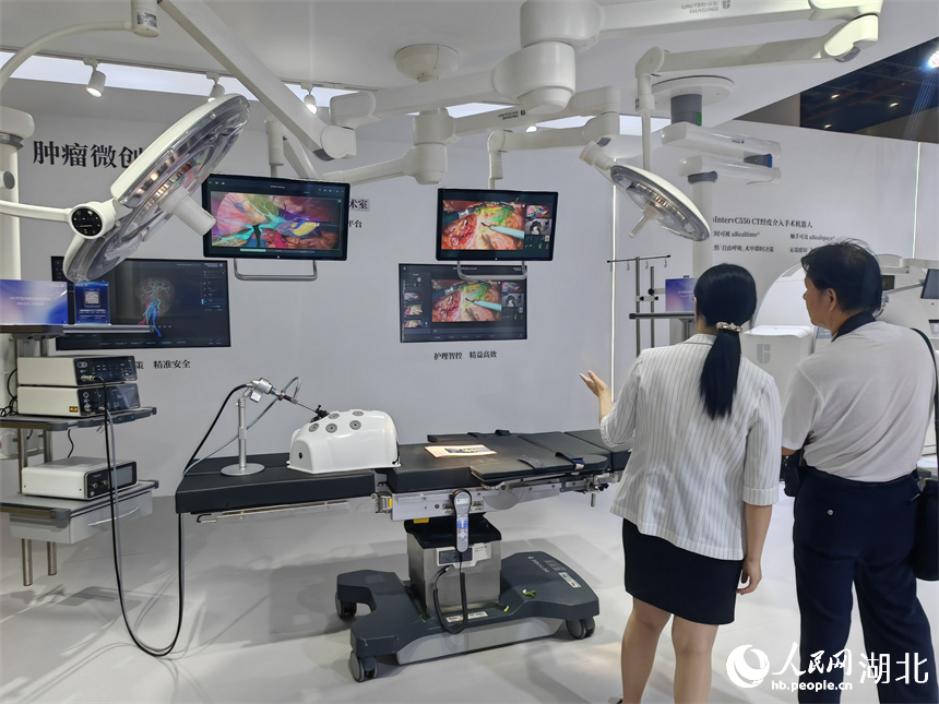 魔方智慧元手术室可以让手术过程提效50%-60%。人民网记者 郭婷婷摄
