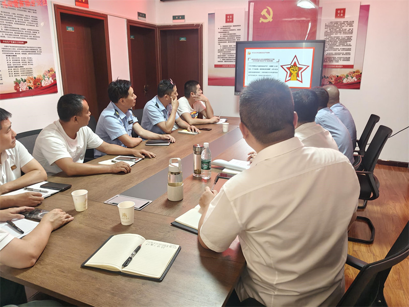 监利烟草工作人员和零售客户代表集中收看安全生产专题在线课堂