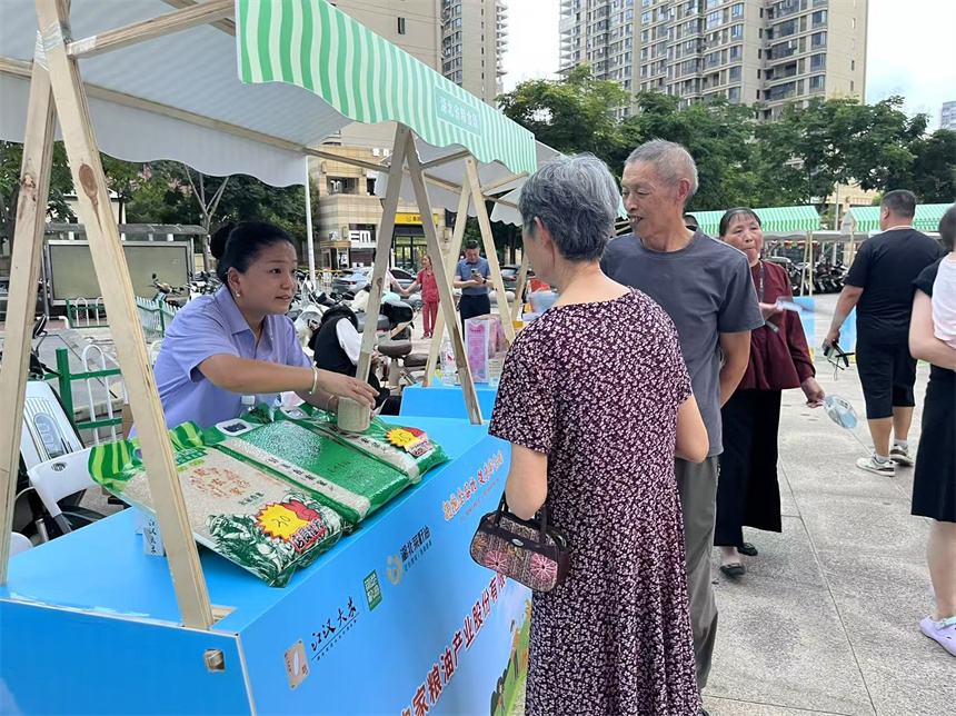 “荆楚粮油”飘香社区 江汉大米引居民尝鲜