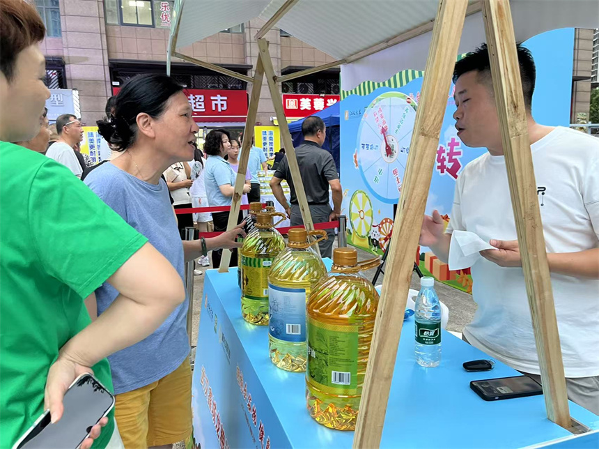 “荆楚粮油”飘香社区 江汉大米引居民尝鲜