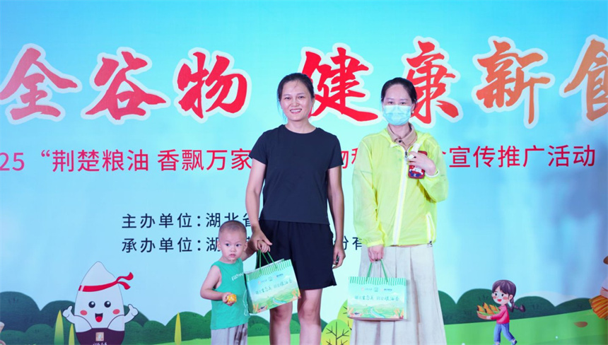 “荆楚粮油”飘香社区 江汉大米引居民尝鲜