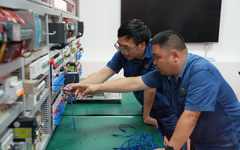 卷包车间青年员工在师傅指导下开展电气实训。