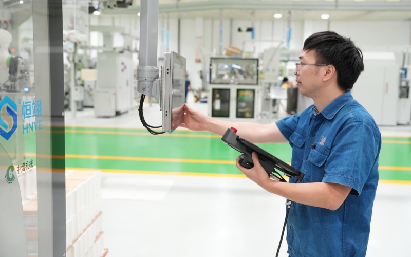 冉茂岑一丝不苟地检查设备电气系统运行情况。