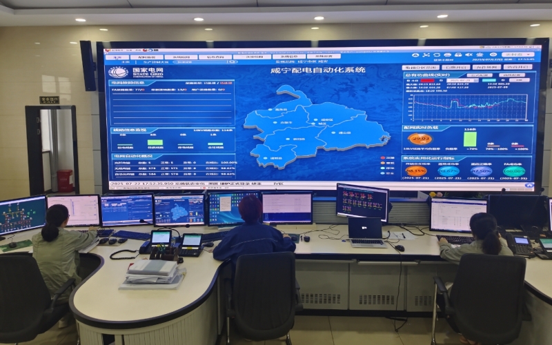 国网湖北电力调度人员通过配网自动化系统监测10千伏线路运行情况。曹露摄