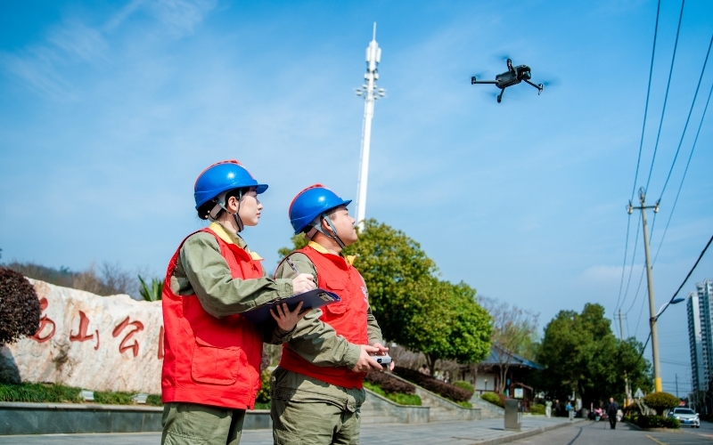 国网湖北电力运维人员利用无人机对10千伏配网线路展开排查。涂思远摄