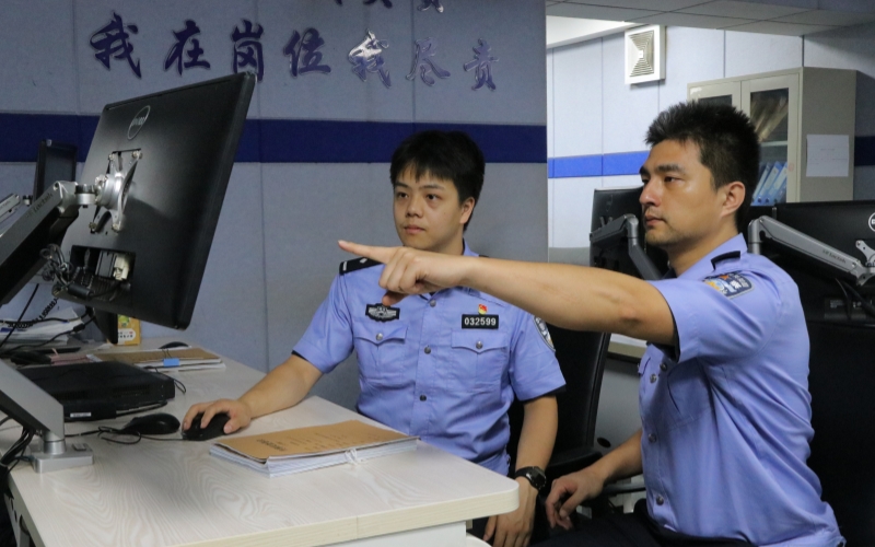 “徐東站區”民警在研判警情。