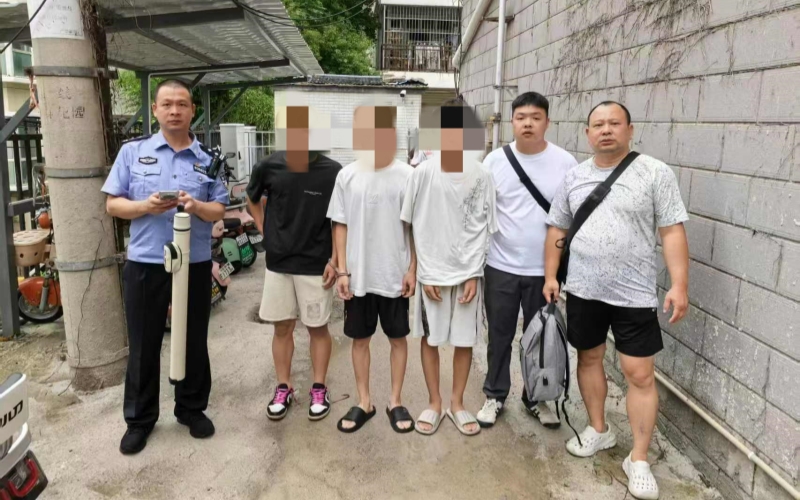民警抓獲犯罪嫌疑人。