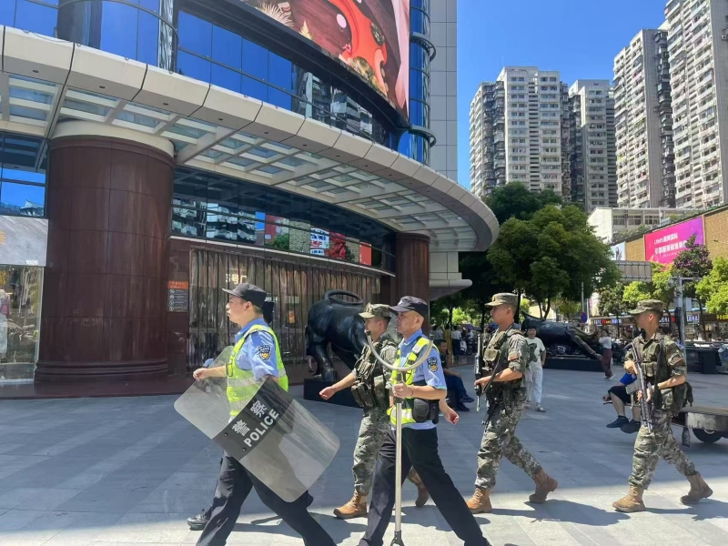 民警聯合武警在街面開展聯防聯控。
