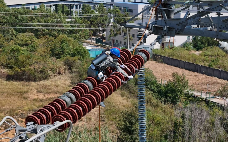 國網湖北電力員工穿戴機械“外骨骼”智能裝備開展輔助更換絕緣子作業。胡洪煒攝
