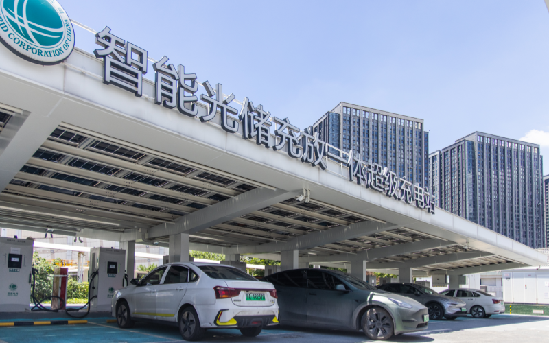 武漢經開區智能超級充電站。李巋攝