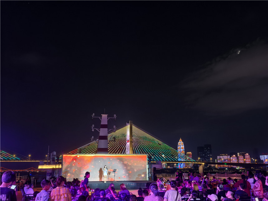 游客登上古琴号游船的三层甲板上，听音乐、吹江风、赏夜景。