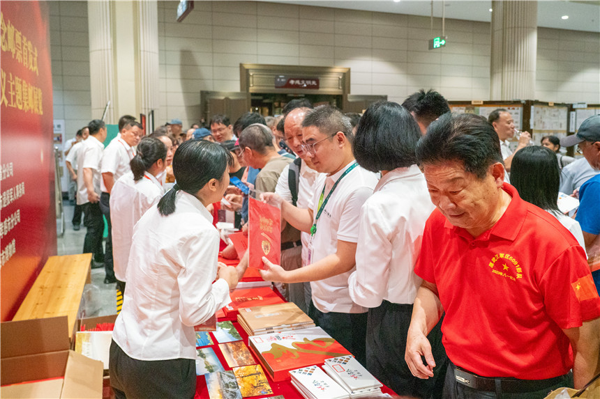 《中国人民解放军挂像英模》纪念邮票在孝感首发【2】