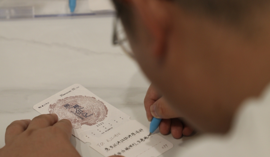 展覽現場，讀者寫下寄語。謝寧攝