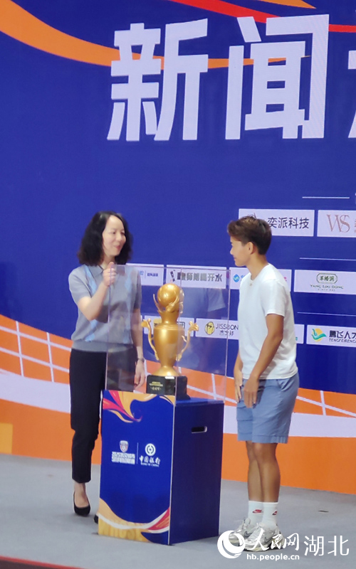 球星王霜和象征联赛最高荣誉的超级杯一同亮相。人民网记者 郭婷婷摄