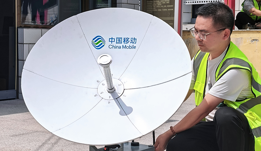 應急保障現場，湖北移動技術人員緊急開通衛星背包基站