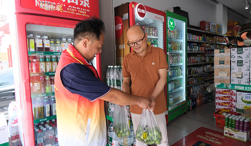 秭归县局（营销部）助农突击队帮助残疾零售客户送水果上门。