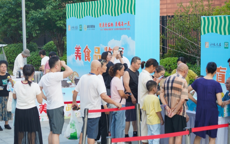 “荊楚糧油”社區推廣活動走進武漢市東西湖區地鐵時代常青城。