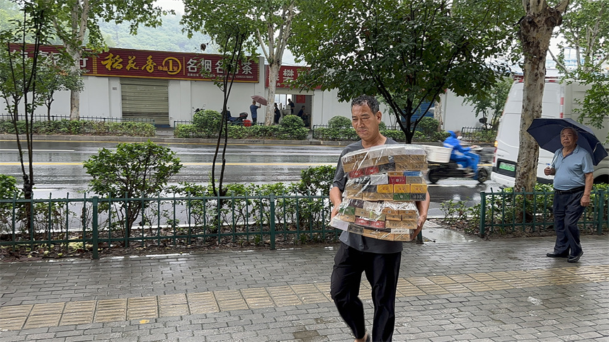 送货员送货。何镇辛摄