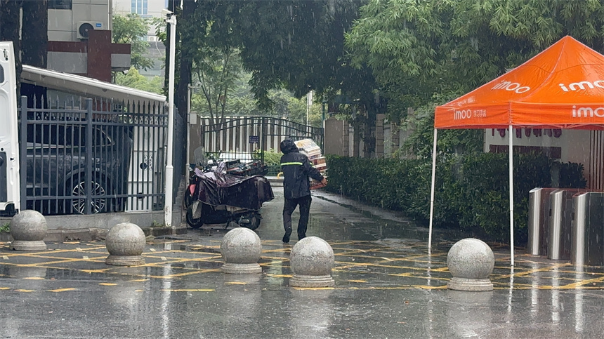 雨天的送货员。何镇辛摄