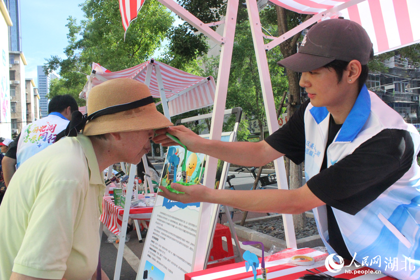 市民體驗風力發電裝置。