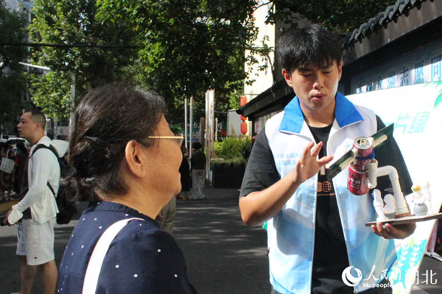 志願者展示太陽能發電裝置。