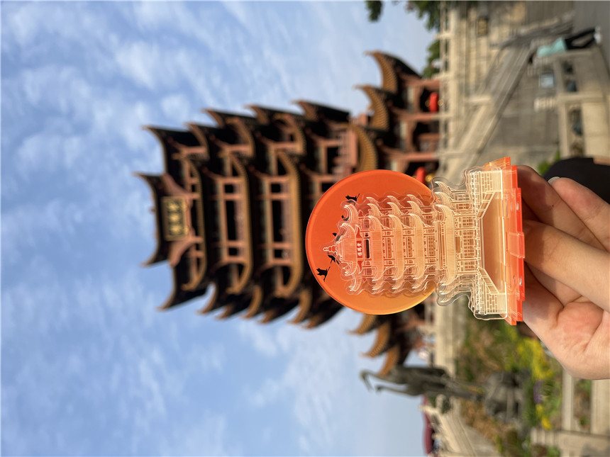 “字绘中国”团队设计的黄鹤楼主题文创产品——立体摆件