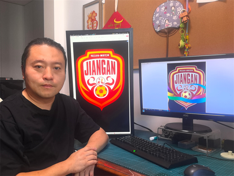 何轩和他设计的“汉超”江岸区球队队徽