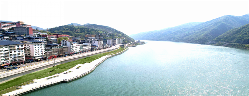 郧西县羊尾镇汉江沿岸风景如画。 徐军摄