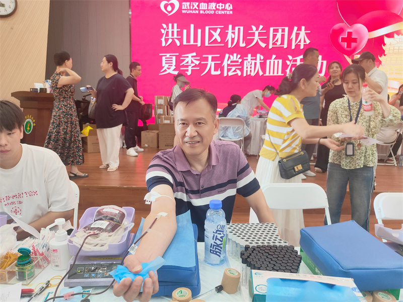 陶诚正在献血。肖莉娇摄