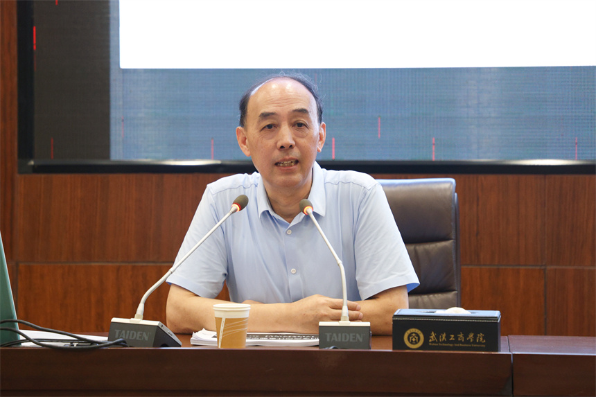 图为周洪宇教授作学术报告。芮雨欣摄