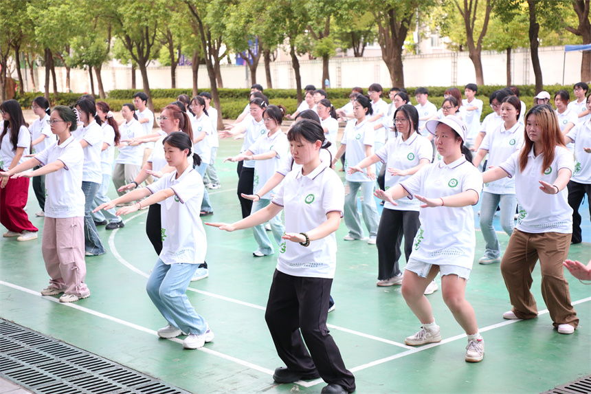 营员学习太极。陈雯茜摄